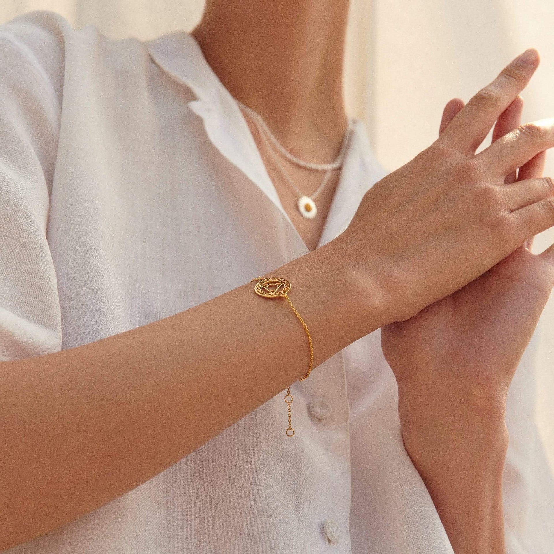 throat-chakra-chain-bracelet-18ct-gold-plated-daisy-london