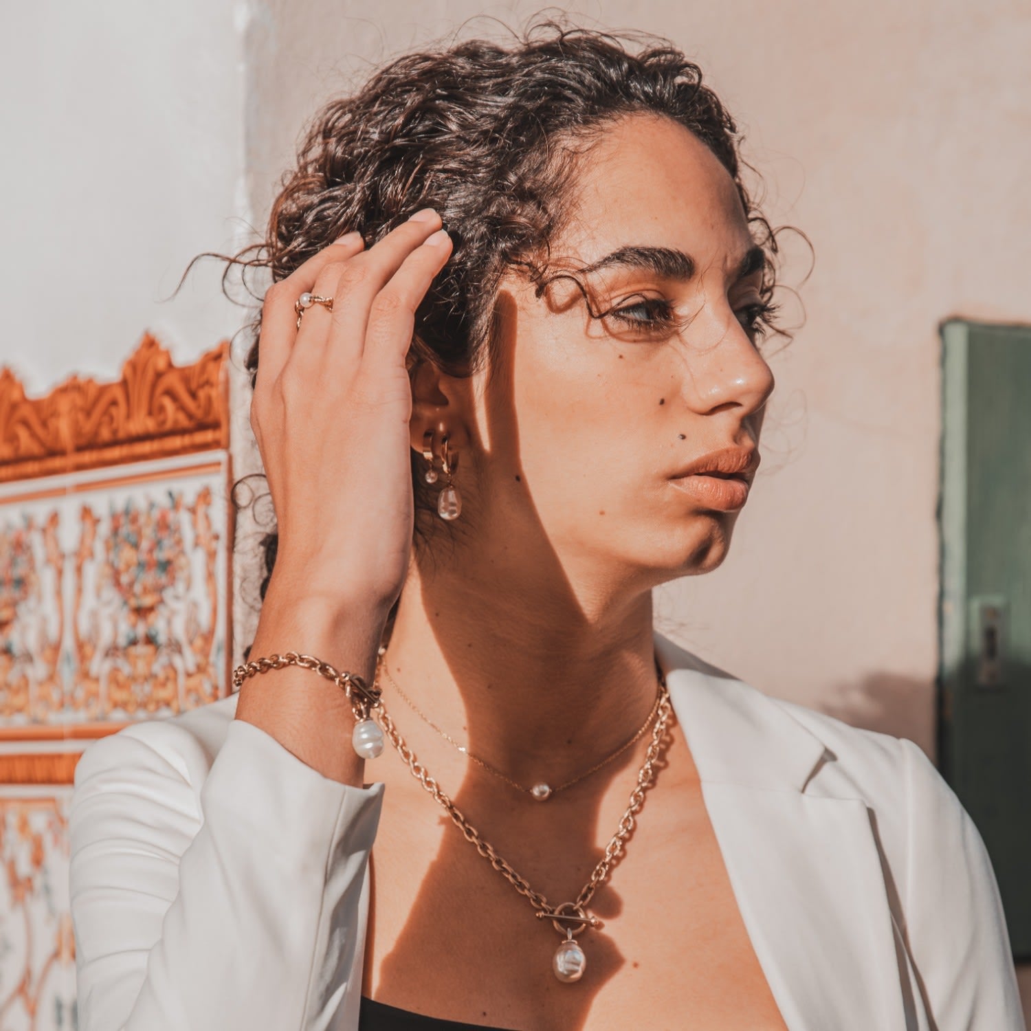 Timeless Pearl Huggies Earrings - Gold