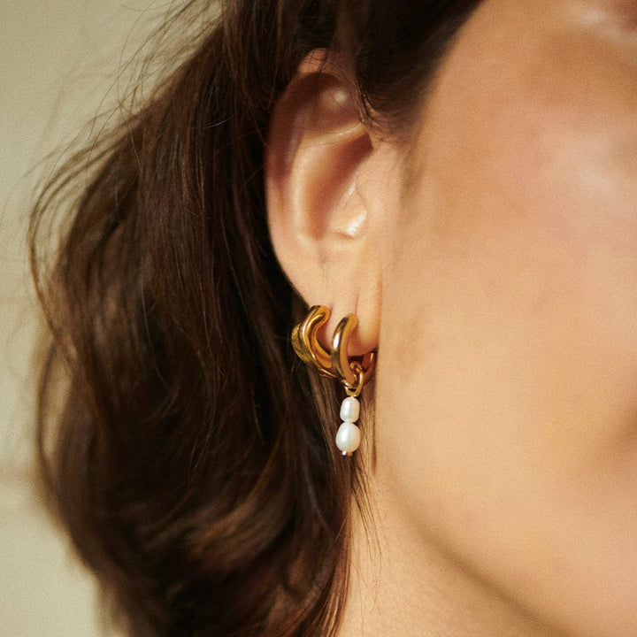 double-baroque-pearl-hoop-earrings-18ct-gold-plated-daisy-london