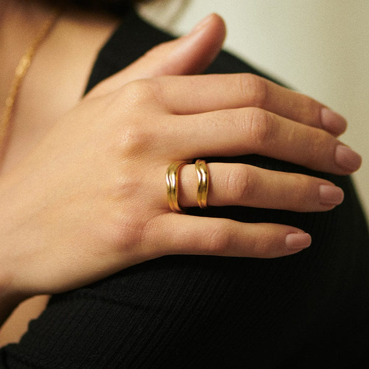 sandwave-band-ring-18ct-gold-plated-daisy-london