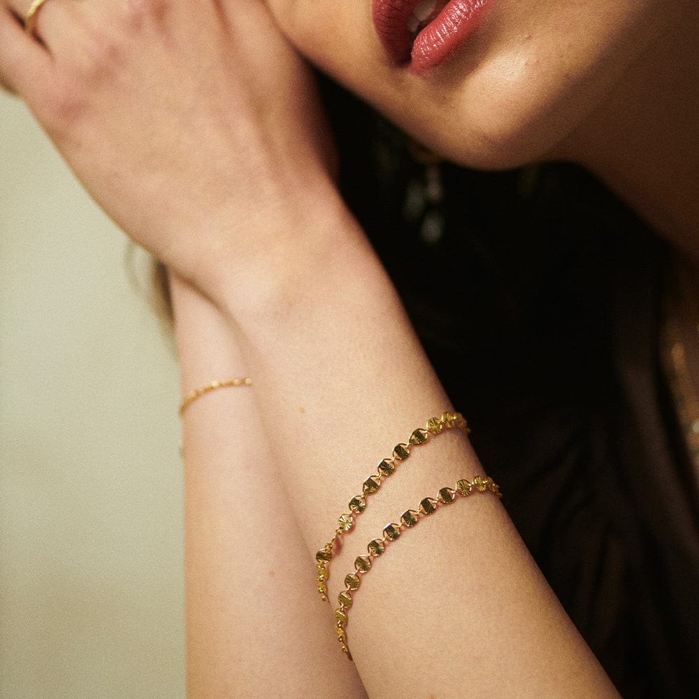 textured-sunburst-chain-bracelet-18ct-gold-plated-daisy-london