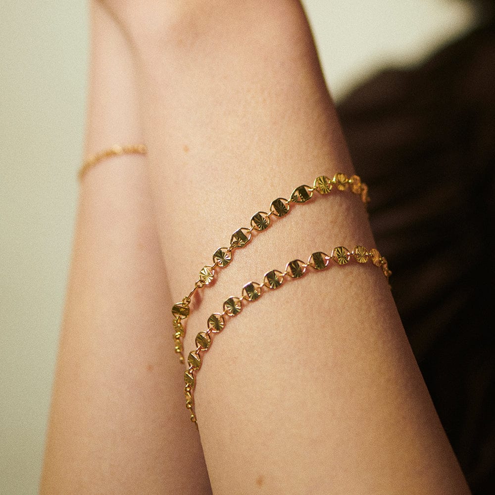 textured-sunburst-chain-bracelet-18ct-gold-plated-daisy-london