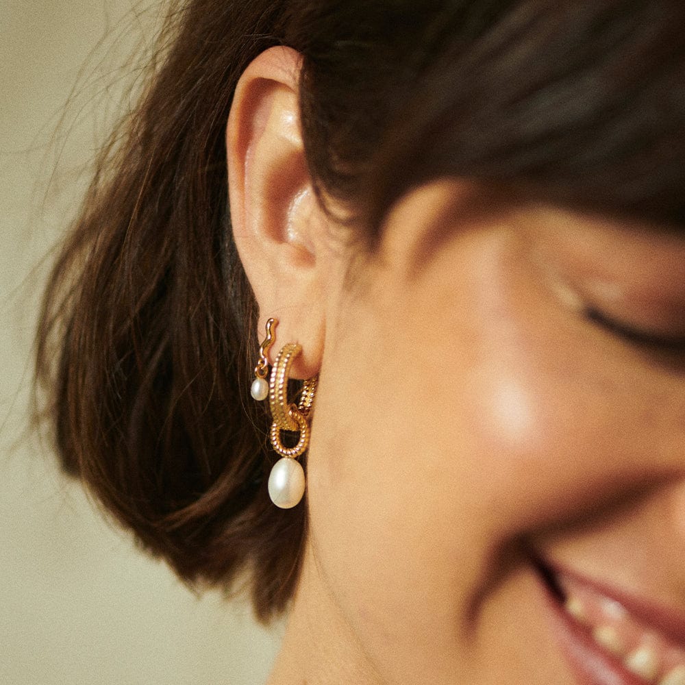 wave-seed-pearl-stud-earrings-18ct-gold-plated-daisy-london