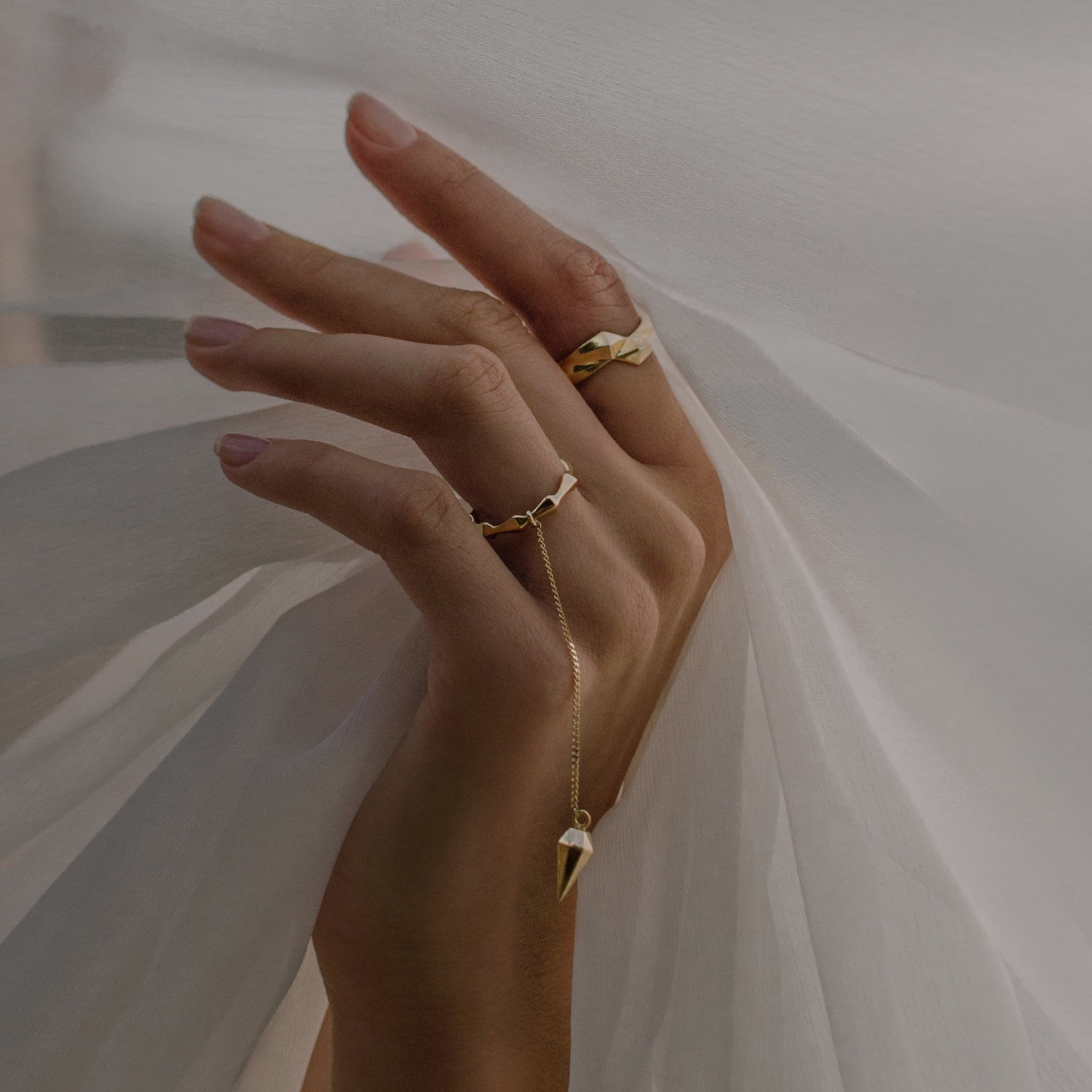 Tricky Ring With Chain Gold