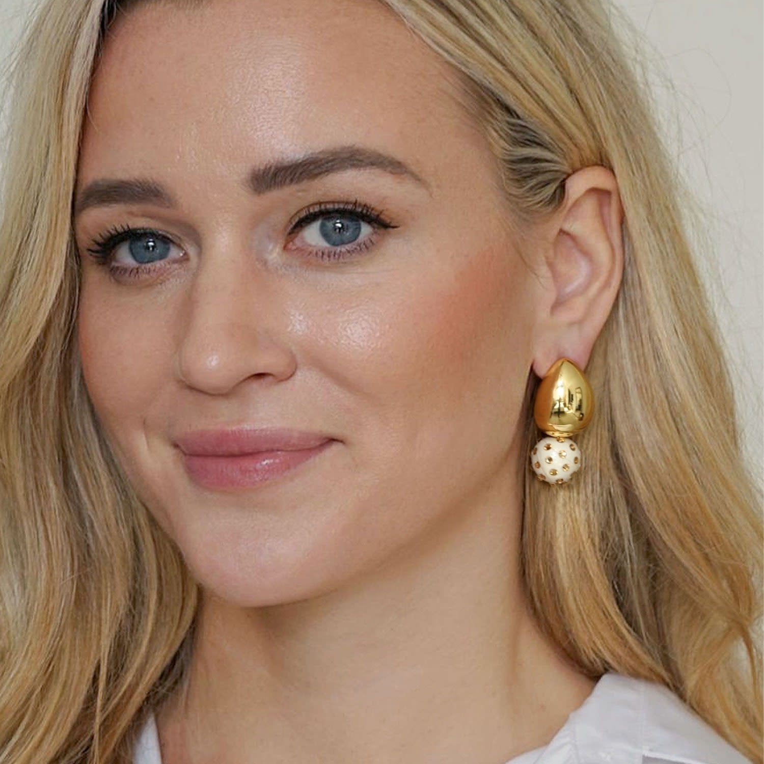 Tulia Jet Earrings In Golden Ivory