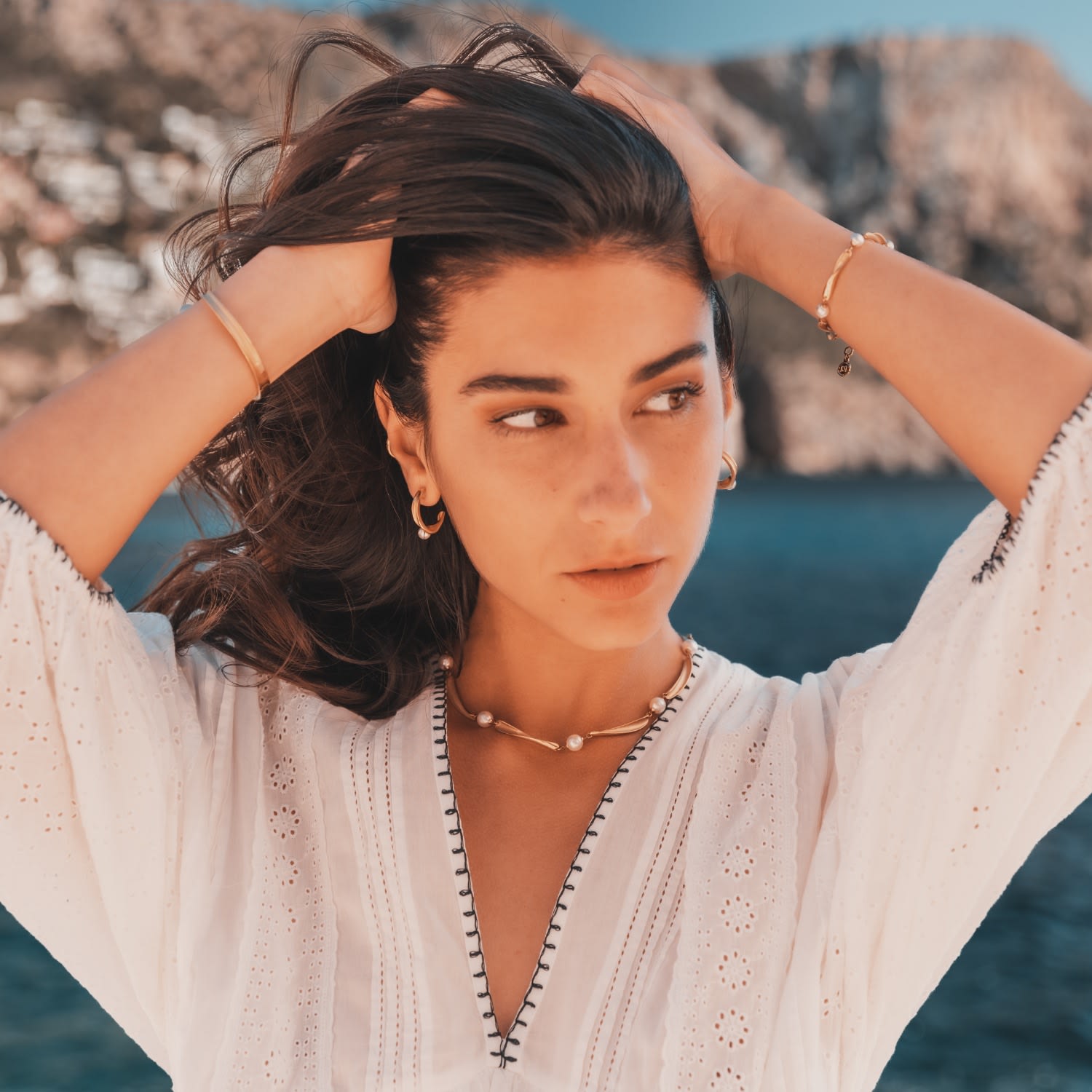 Urban Chic Undulation Pearl Hoop Earrings - Gold