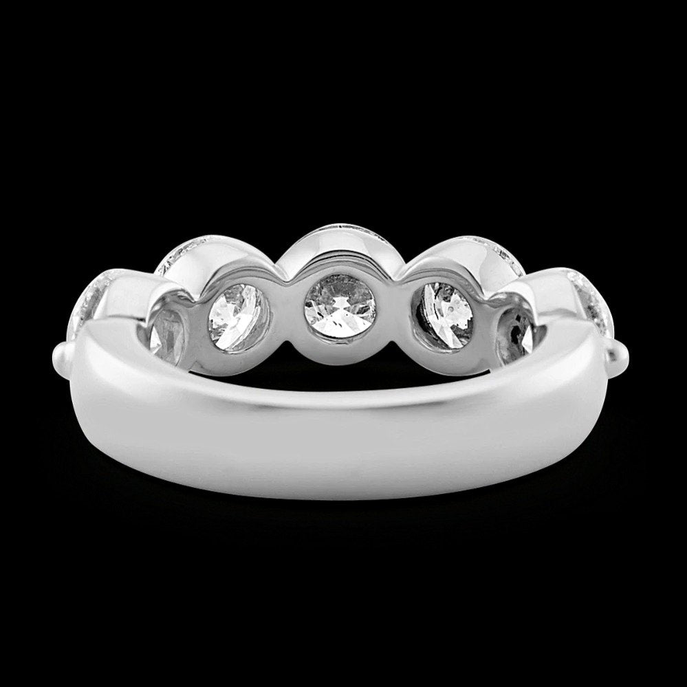 round-diamond-ring-in-platinum