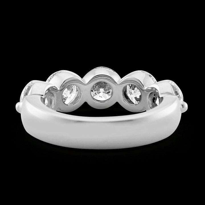 round-diamond-ring-in-platinum