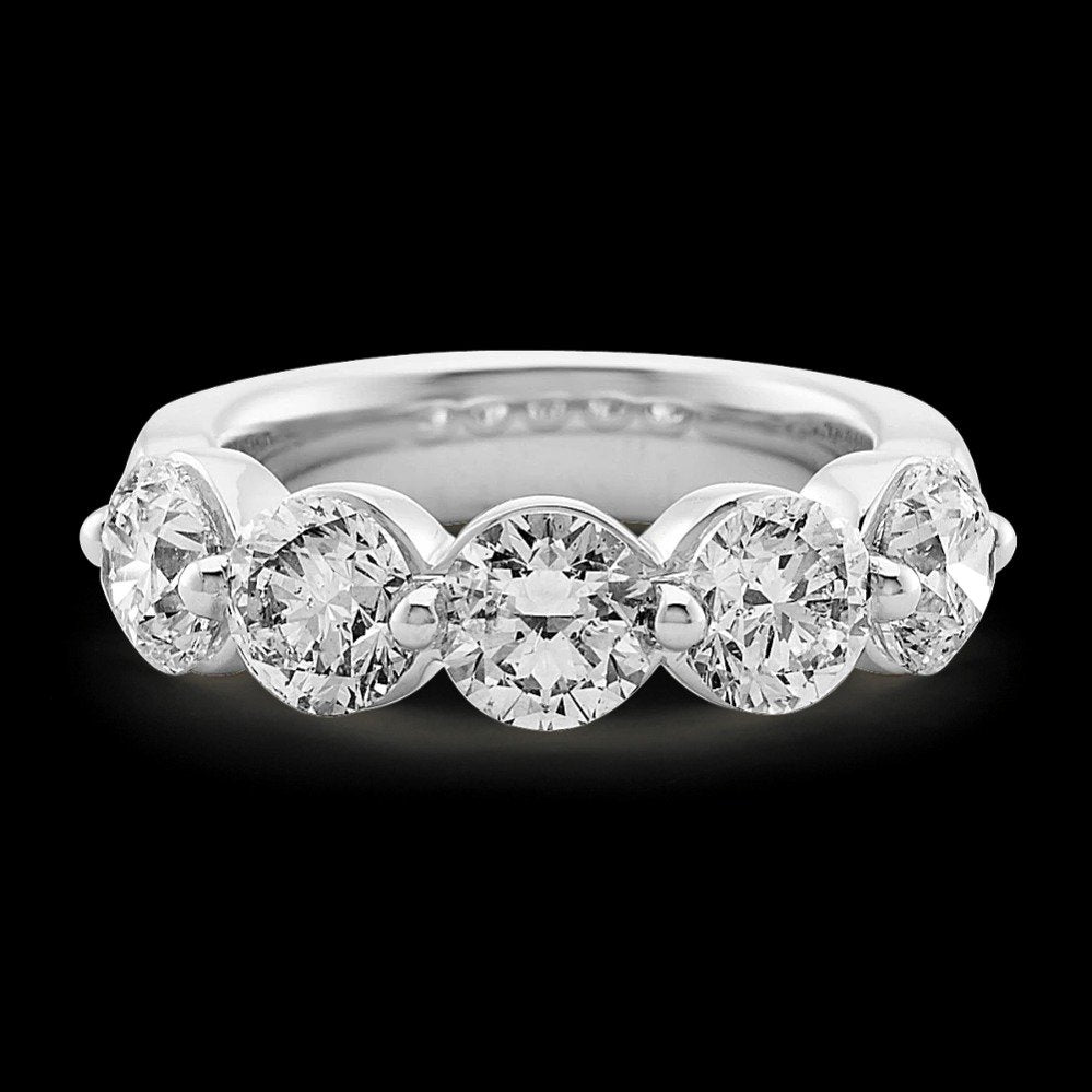 round-diamond-ring-in-platinum