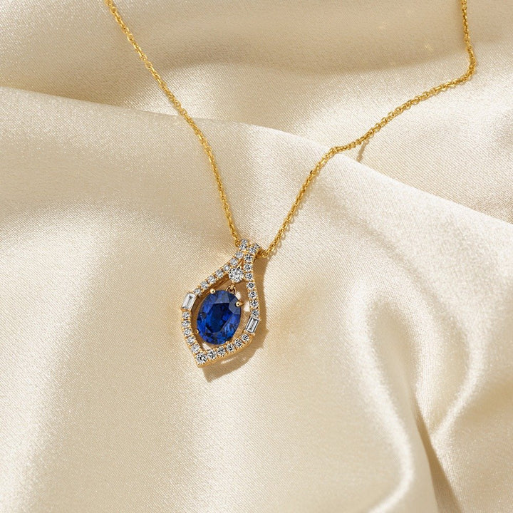 traditional-natural-sapphire-pendant-in-yellow-gold