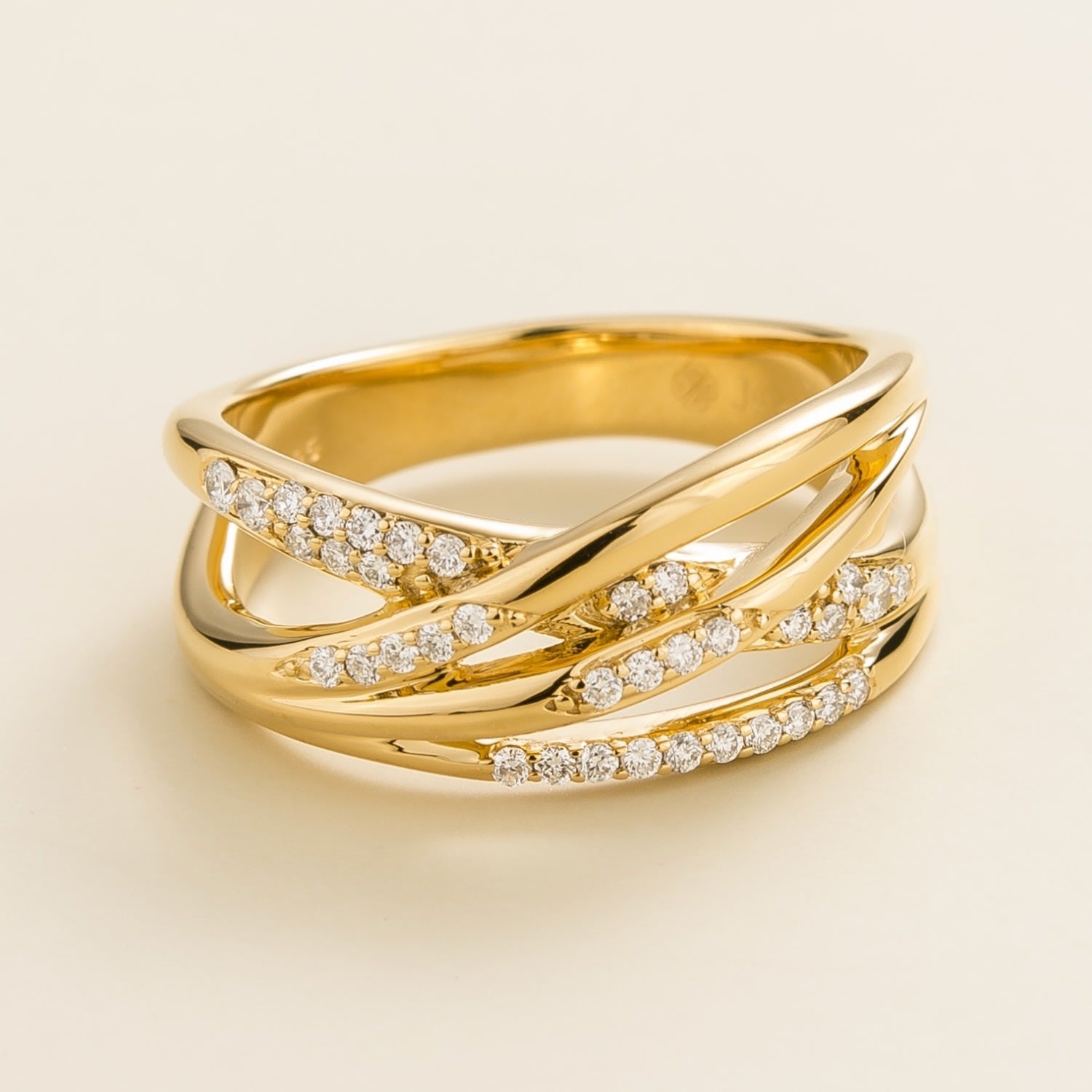 Val Ring Diamonds Set In Gold