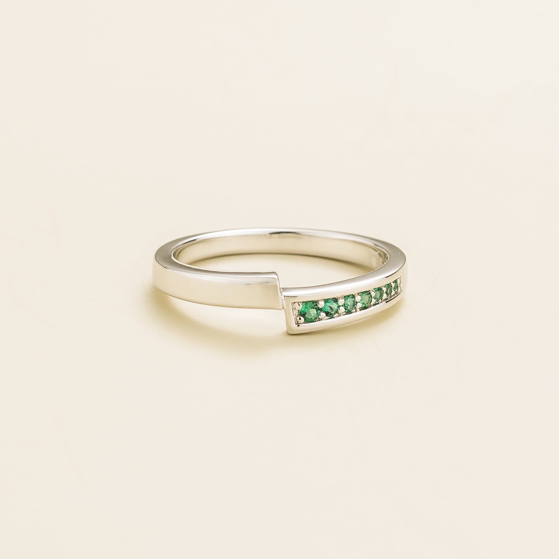 Vero Ring In Emerald Set In White Gold
