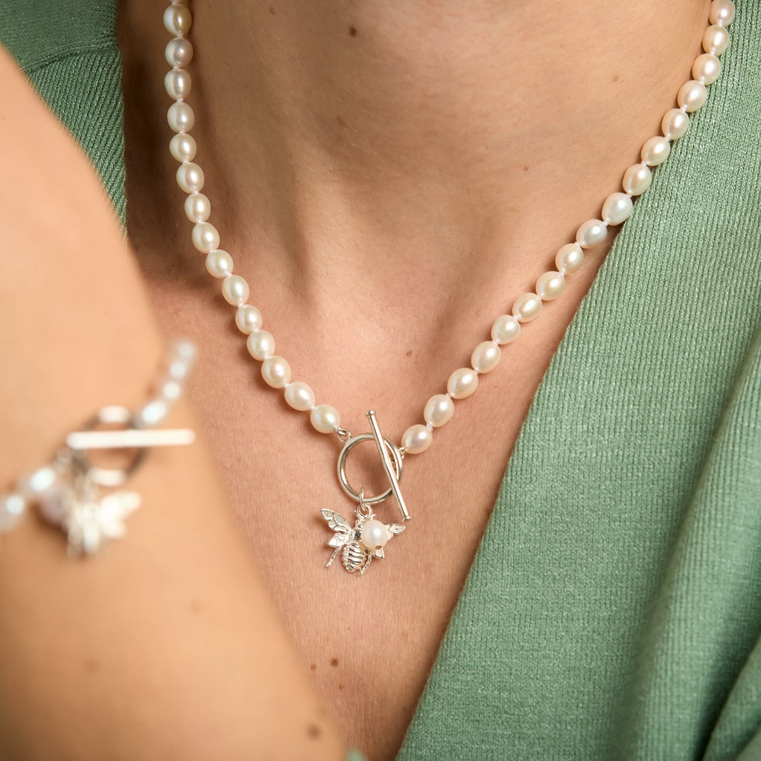 Vita Cultured Freshwater Pearls Necklace With Silver Bumble Bee