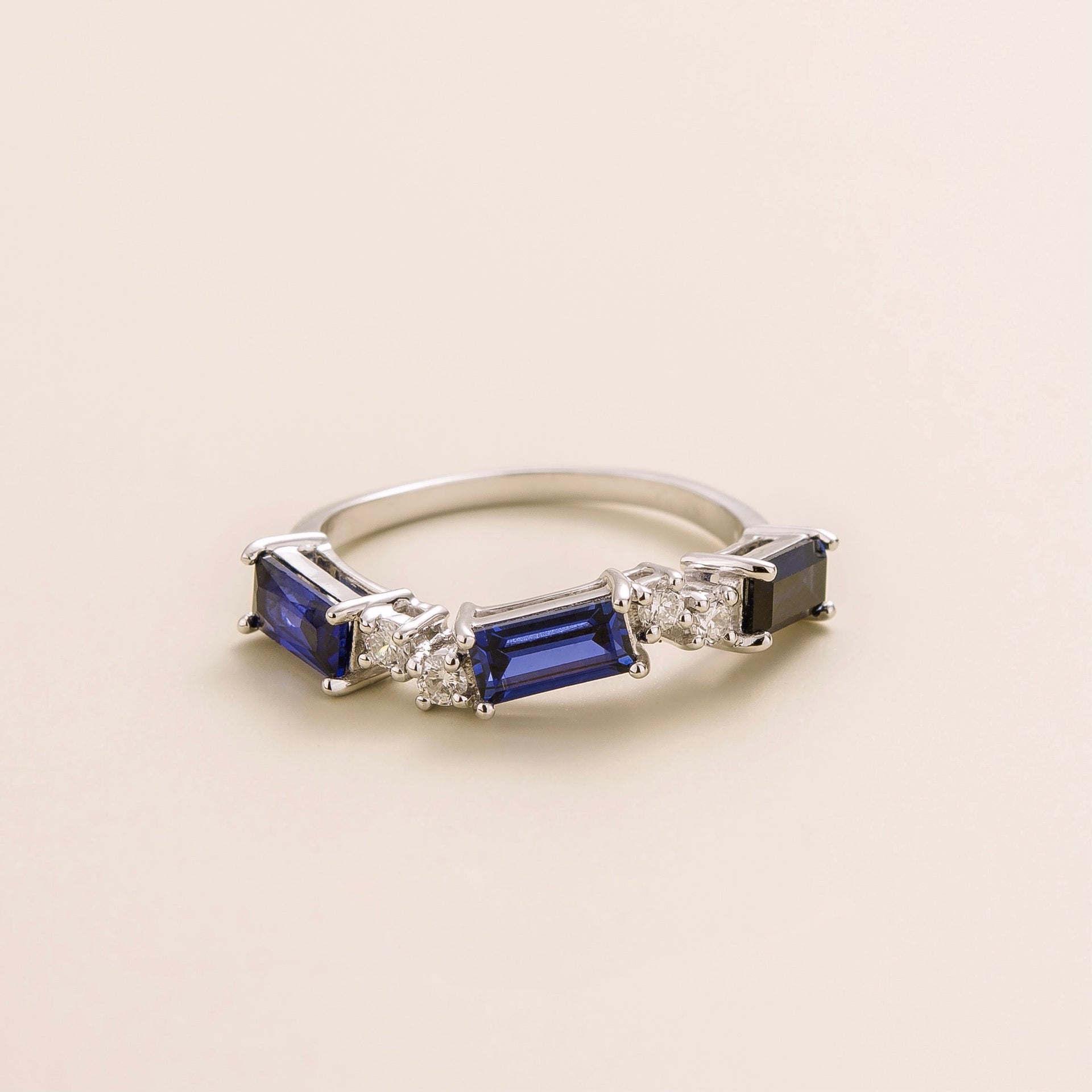Forma Ring In Blue Sapphire & Diamond White Gold