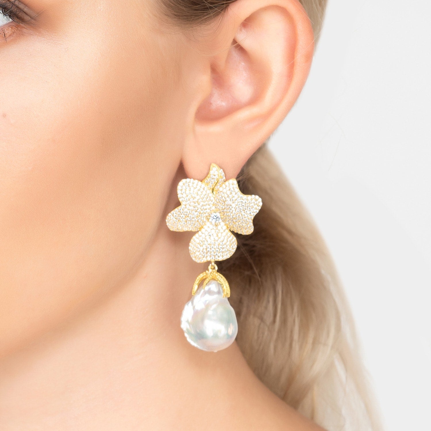 Baroque Pearl White Flower Earring Yellow Gold