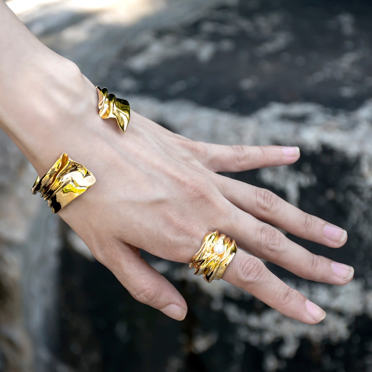 Cambré Cocktail Ring In Gold