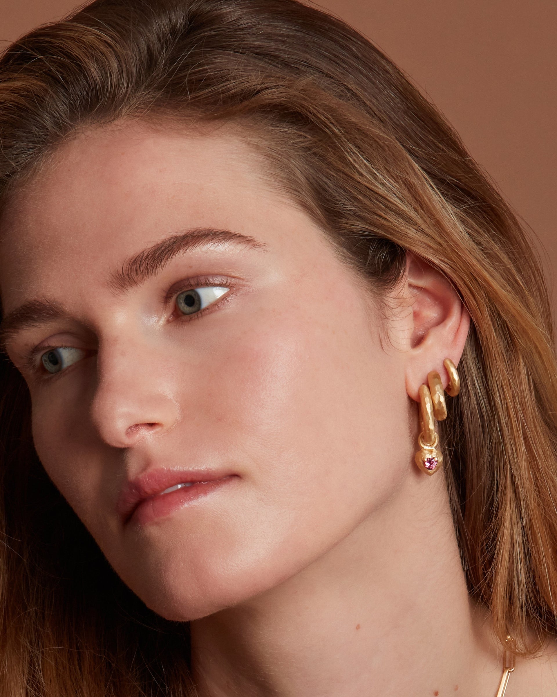 Wander Hoops Medium With Heart Charms Pink Tourmaline