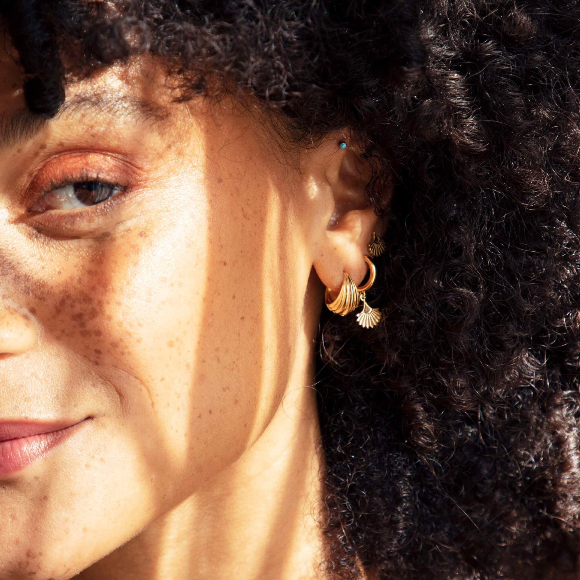 ridged-huggie-earrings-18ct-gold-plated-daisy-london