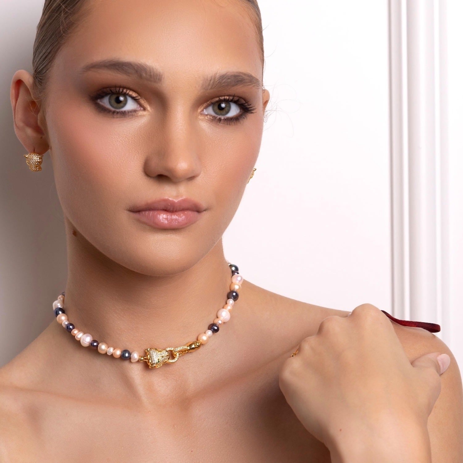 Women's Multi-Colored Pearl Choker With Gold Panther Head