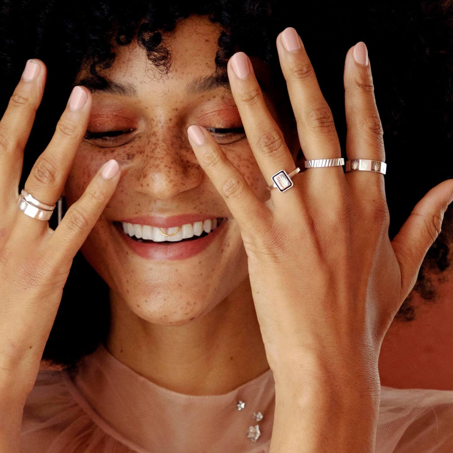 engraved-palm-enamel-ring-925-sterling-silver-daisy-london